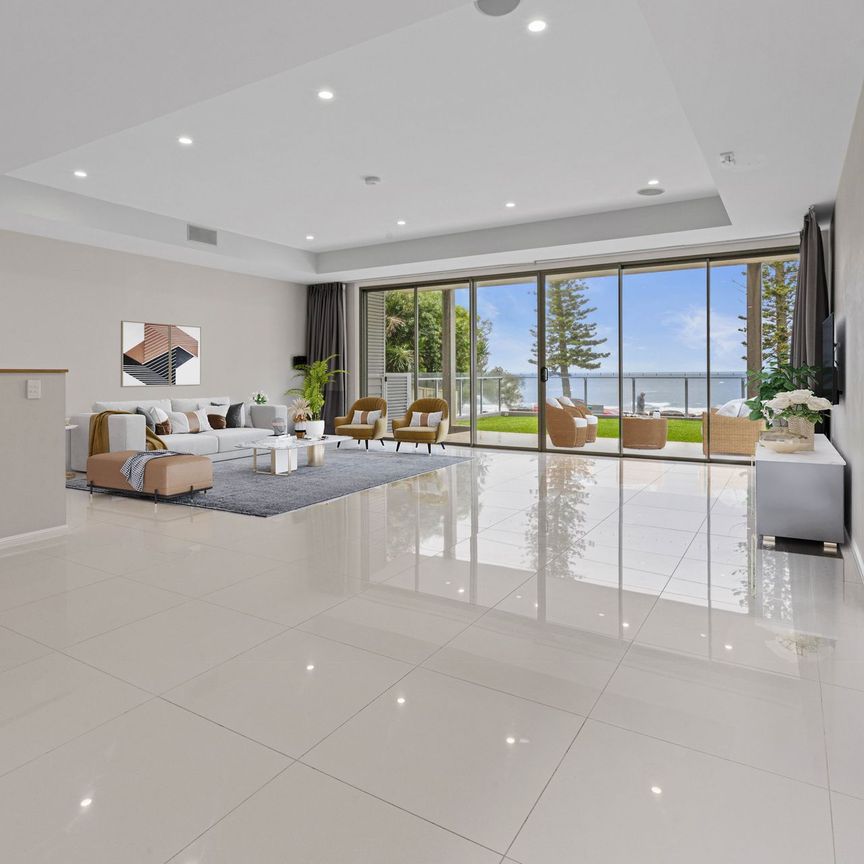 Beachfront Luxury Home in Prime Waterfront Location - 6 Month Lease Only - Photo 1