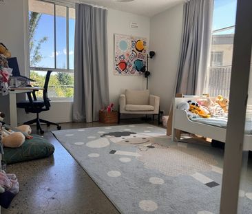 Spacious Two-Storey Coastal Retreat with Terrace, Balcony & Views - Photo 3