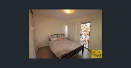 Spacious unit with modern kitchen - Photo 4