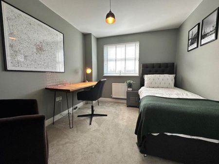 4 bedroom semi-detached house to rent - Photo 3