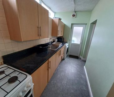 Room For Rent Queen Street, Pontypridd - Photo 2