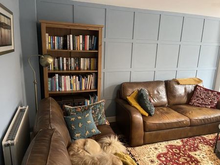 Double room in a quiet family home. driveway parking. 5 mins from Junction 5 of M3. Sole use of bathroom. Lady host plus friendly older Labrador, lady lodger preferred - Photo 2