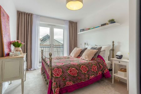 Excellent executive apartment superbly positioned to make the most of what Farnham has to offer. - Photo 5