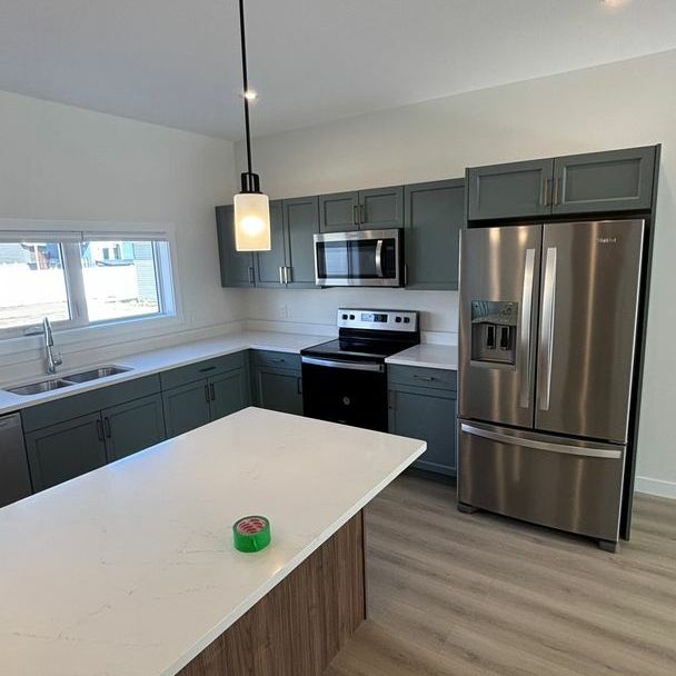 *BRANDE NEW* 3 Bedroom Upper Unit in Brighton - Photo 1