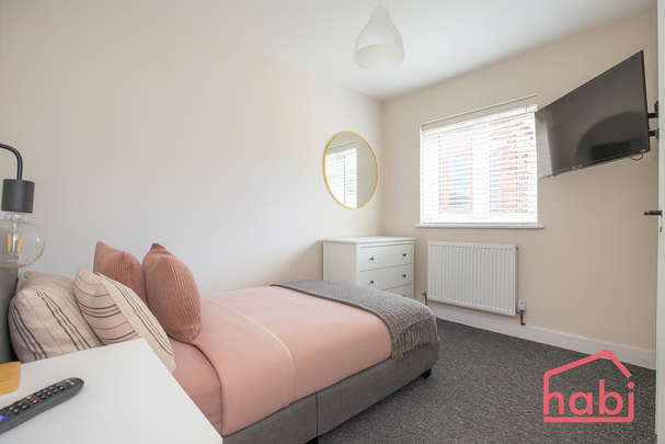 1 bedroom in a house share to rent - Photo 1