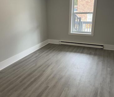 Immeuble - 866 à 882 Short 5 1/2 à Louer - Photo 3