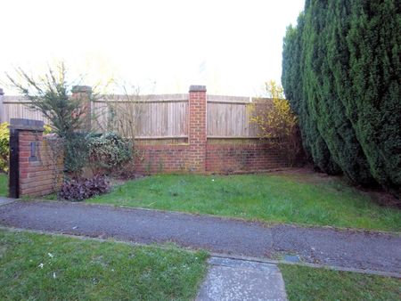 Daffodil Drive, Bisley, Woking, Surrey, GU24 9EZ - Photo 4