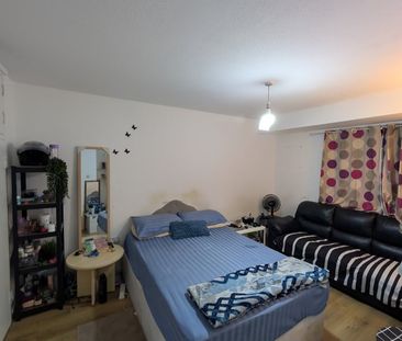 Room in a Shared House, Queens Road, E13 - Photo 1
