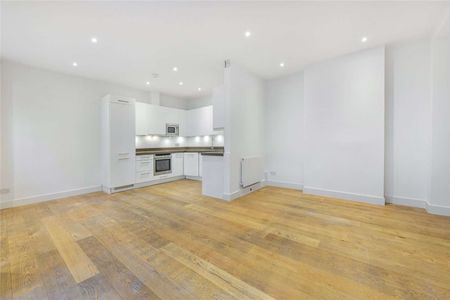 Situated on a charming mews road in the heart of South Kensington, this mews house offers well-thought open plan living space. - Photo 4