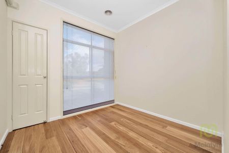 Spacious and Light-Filled Townhouse - Photo 2