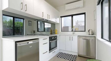 City Centre, 2 Bedrooms + Carpark $750 per week - Photo 4