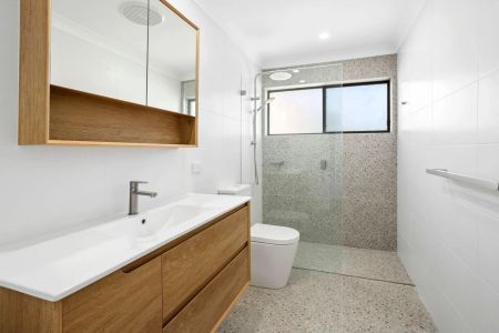Stunning Large Two-bedroom Townhouse - Photo 5