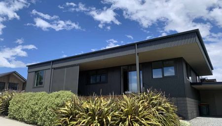 Architecturally Designed Wanka Rental Home - Photo 5