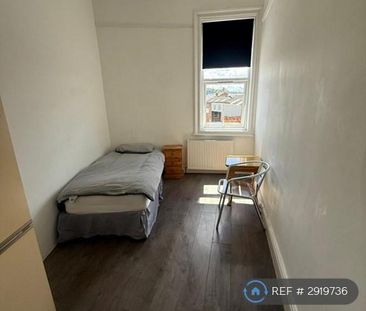 1 bedroom in a house share to rent - Photo 2