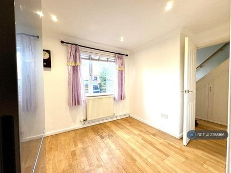 4 bedroom end of terrace house to rent - Photo 3