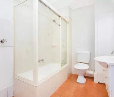SPACIOUS STUDIO APARTMENT IN ULTRA CONVENIENT LOCATION - Photo 3