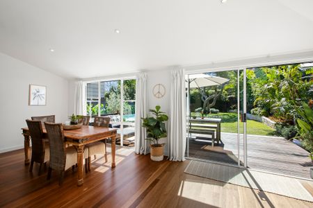 Stunning 4 Bedroom Home with Sparkling Pool - Photo 2