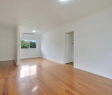 SPACIOUS, LIGHT-FILLED APARTMENT IN THE HEART OF SANDRINGHAM! - Photo 2