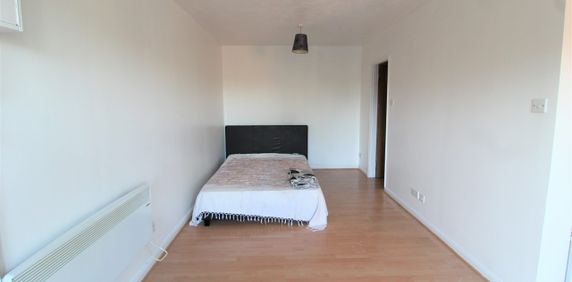 Brendon Close, Hayes - Photo 2