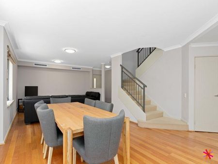 FANTASTIC 3 BEDROOM AND 2 BATHROOM TOWNHOUSE IN COMO! - Photo 2