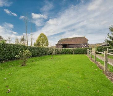 An idyllic country cottage on a working farm with an enclosed garde... - Photo 2