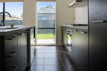 THREE BEDROOM HOME CLOSE TO PUBLIC TRANSPORT - Photo 2