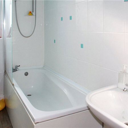 2 bedroom apartment to rent Wadham Road, Portsmouth, Hampshire, PO2 - Photo 3