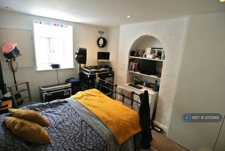 4 bedroom semi-detached house to rent - Photo 3