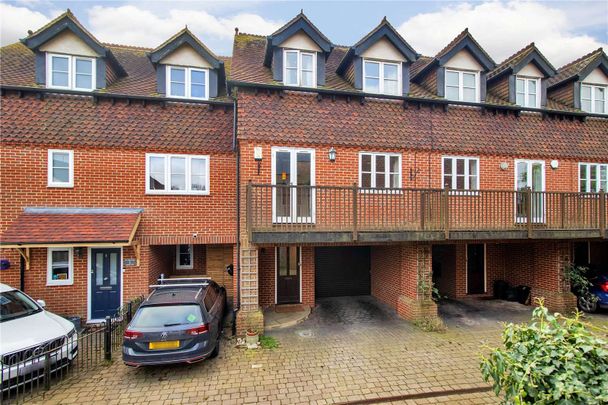 A stylish and modern townhouse in the historic town of Westerham. - Photo 1