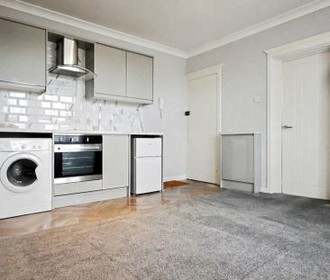 property to rent - Photo 3