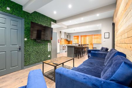 OX Living is proud to present this high-quality 8-bedroom co-living property, perfect for working professionals looking for stylish, stress-free living. Room 5 - Photo 4