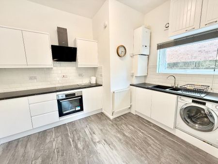 2 bedroom ground floor flat to rent - Photo 2