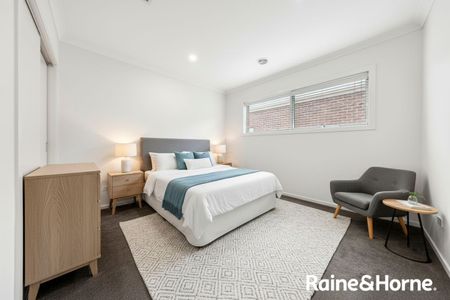 MODERN 4 BEDROOM HOME WITH ALL THE EXTRAS - Photo 3