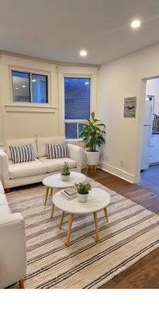 Renovated Main Floor ONE BEDROOM Apartment in The Beaches - Photo 1