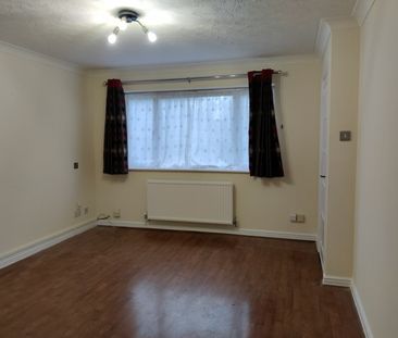 3 bedroom Mid Terraced House - Morecambe Close, Stevenage - Photo 1