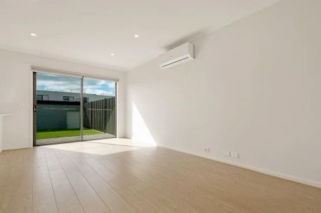 “Modern Three-Bedroom Townhouse in a Prime Craigieburn Location!” - Photo 3