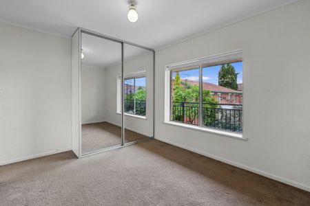 Light, Bright & Modern Low-Maintenance Unit Living - Photo 4