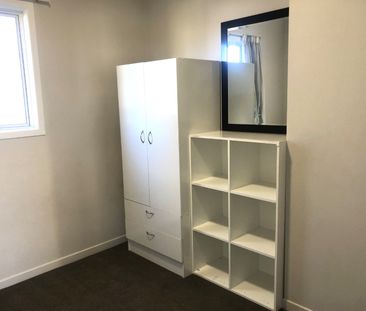 This well‑located three‑bedroom, one‑bathroom home at 103 Nixon Str... - Photo 3