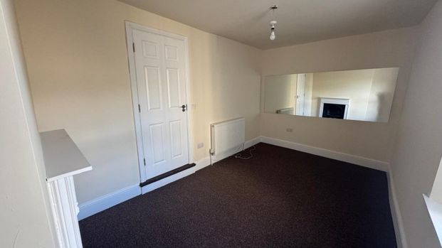 4 bedroom flat to let - Photo 1