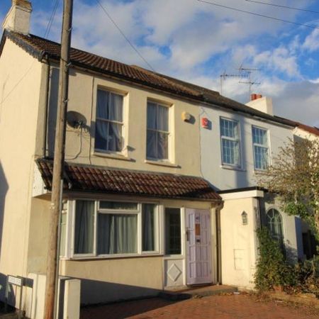 4 bedroom semi-detached house to rent - Photo 4