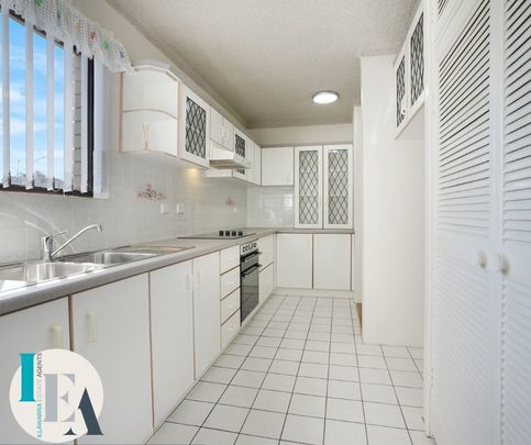 Ground floor two bedroom unit - Photo 1