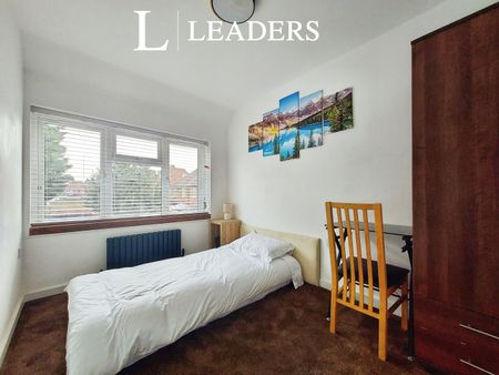 4 bedroom house to rent Hedingham Road, RM8 - Photo 2