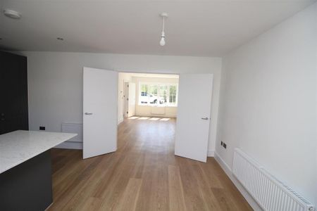 4 bedroom detached house to rent - Photo 5