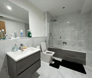 1 bedroom in a flat share to rent - Photo 5