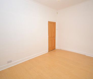 5 Bed Terraced House, Byron Avenue, E12 - Photo 5