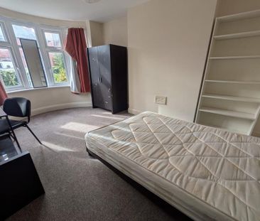 4 bedroom semi-detached house to rent - Photo 3