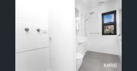 Light filled apartment - Photo 4