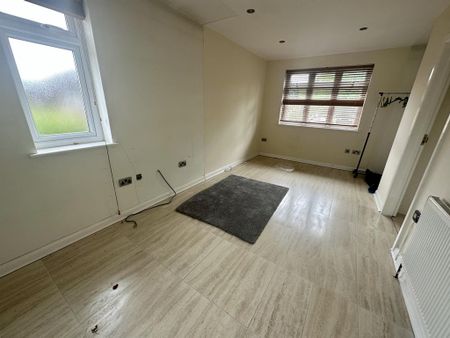 6 bedroom detached house to rent - Photo 3