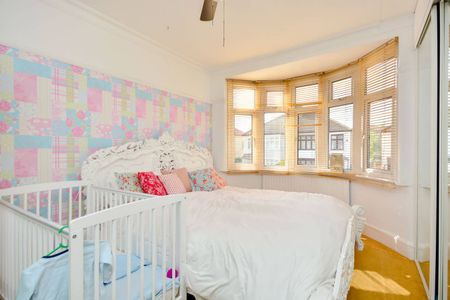 4 Bed Semi-Detached House, Holme Lacey Road, SE12 - Photo 4