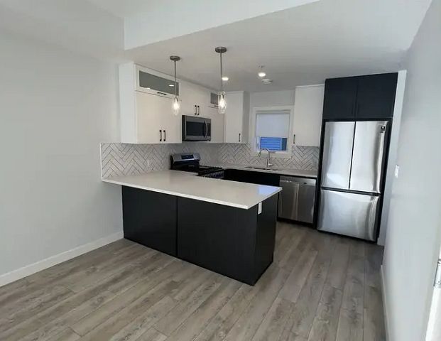 2 Master Bedroom/2.5 Bath Townhouse! Avail Oct 1st! | 15504b 92a Ave, Edmonton - Photo 1